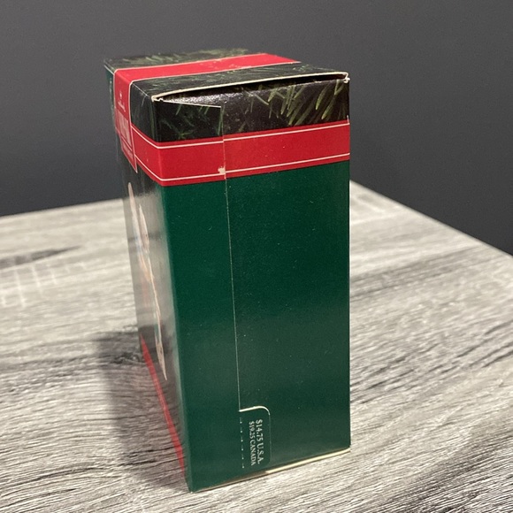 Hallmark | Mr. and Mrs. Claus: Gift Exchange (1992) - Vintage Keepsake Ornament - Picture 7 of 16